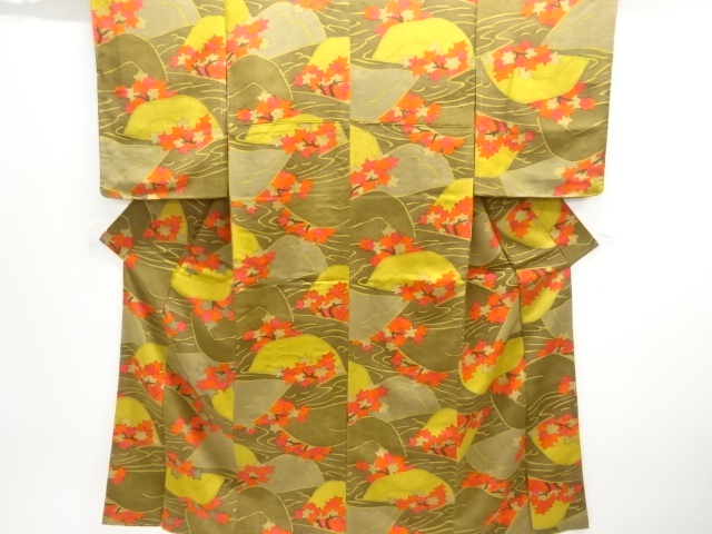 縮緬地遠山に紅葉模様小紋着物